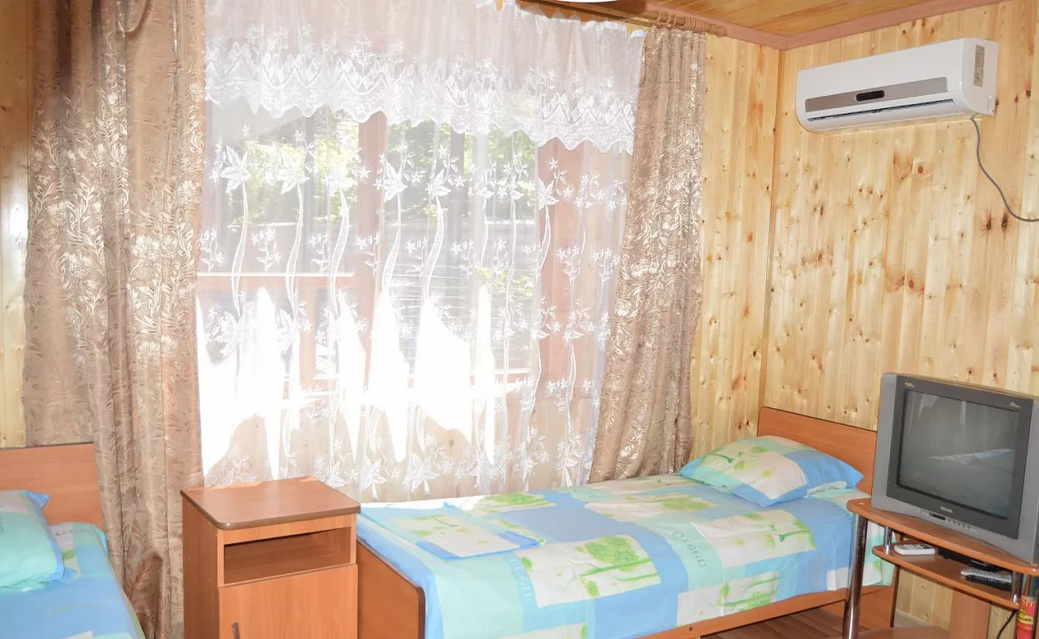 Трехместный номер «эконом». Гостевой дом "Алина" - Голубицкая. Голубицкая