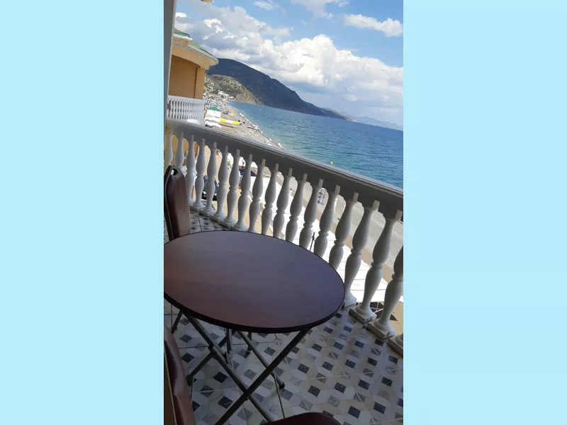 2-х комнатный люкс с кухней, балконом и видом на море. Коттедж «Алустон». Рыбачье