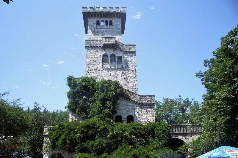 Фотография Башни на горе Ахун взята с сайта: https://kubnews.ru/