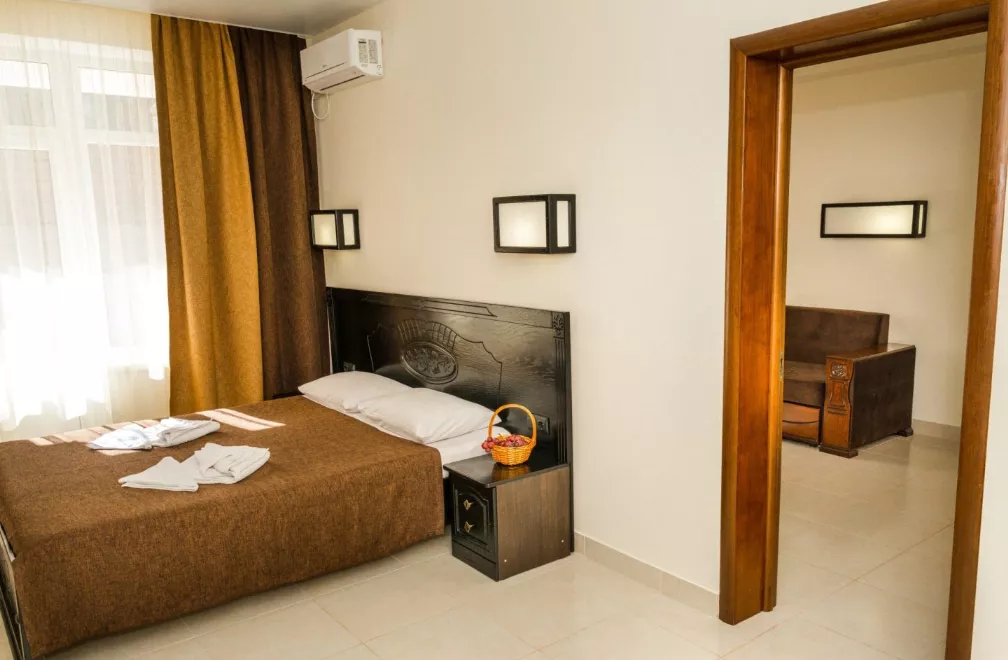 Двухкомнатный. Отель Парус. Береговое