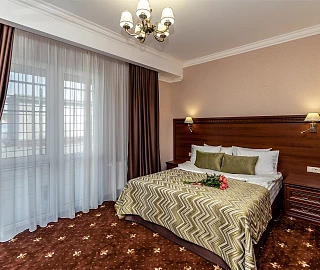 Стандарт с большой кроватью и французским балконом. Отель «Южные Ночи». 