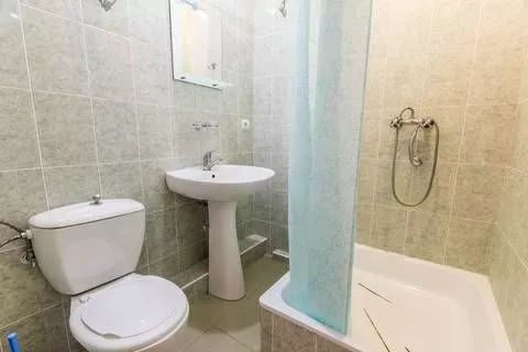 4-Х МЕСТНЫЙ НОМЕР С 2 ОДНОСПАЛЬНЫМИ И 1 ДВУСПАЛЬНОЙ КРОВАТЬЮ. Гостевой дом «Августа» . Аше