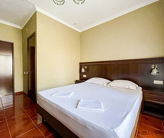 Полулюкс 2-х местный (с балконом). Anzhelina Family Hotel. Полулюкс 2-х местный (с балконом). Anzhelina Family Hotel.