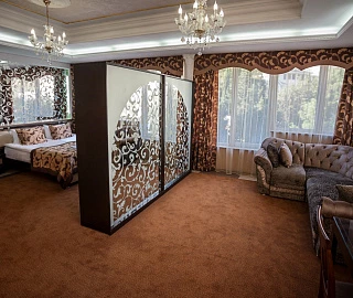 Гранд (однокомнатный четырехместный номер класса «Люкс»). Отель "Гранд Флер". 