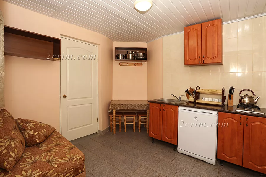 Четырехместный номер в коттедже Уютный дворик. Гостевой дом "Крымский кораблик". Орджоникидзе