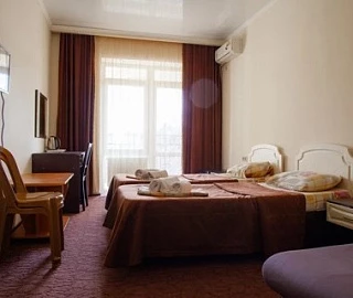 трехместный стандарт с балконом. Гостевой дом "Марити". 