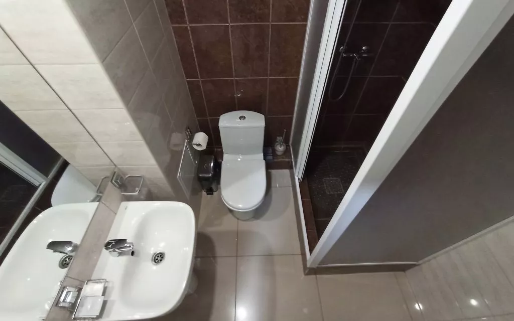 5-ти местный номер «Стандарт» с 2 двуспальными и односпальной кроватью. Отель «Эра». Анапа