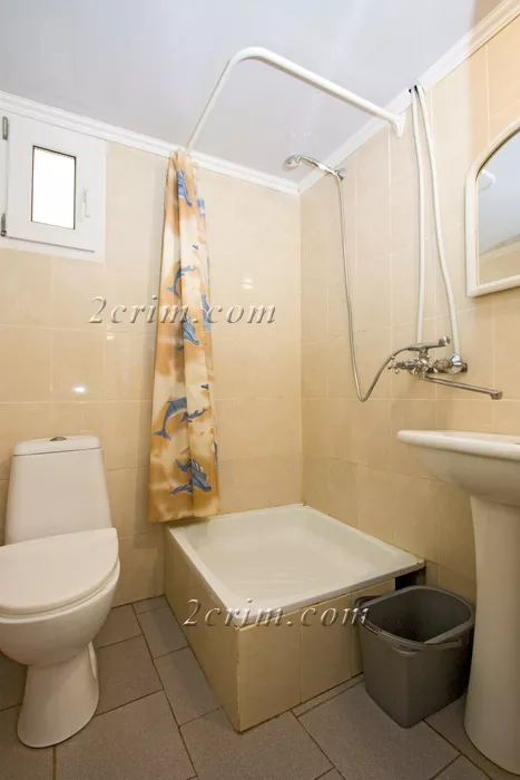 Трехместный номер в коттедже Уютный дворик. Гостевой дом "Крымский кораблик". Орджоникидзе