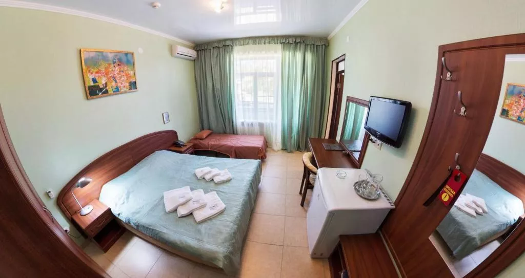 Улучшенный трехместный номер с видом на море. Гостевой дом «МиЛоо». Лоо