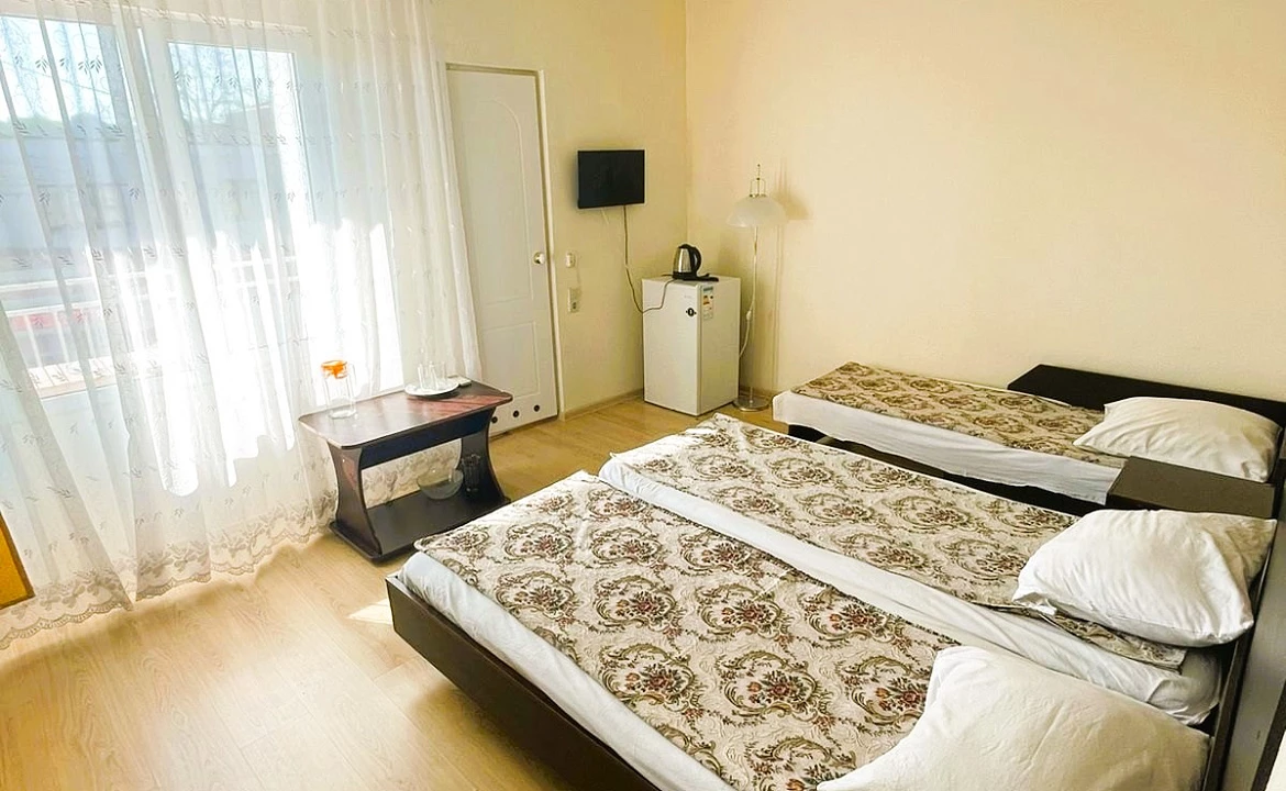 Стандарт трёхместный с доп. местом и балконом. Отель "Гермес" . Вардане