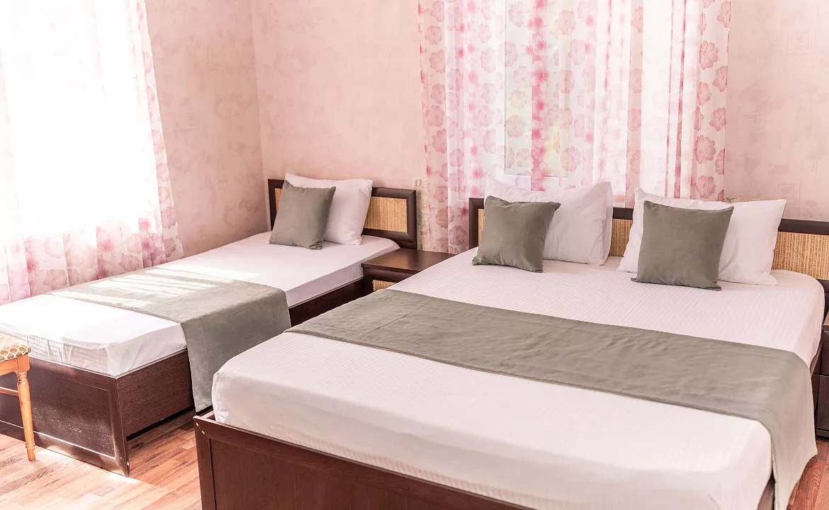 Трехместный Бюджетный Стандарт. Курортный гостиничный комплекс “Можжевеловый Парк”. Кабардинка