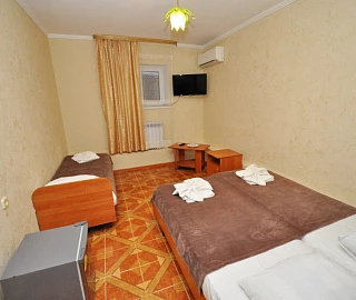 Эконом — трёхместный, цоколь. Гостевой дом «Алёша». 