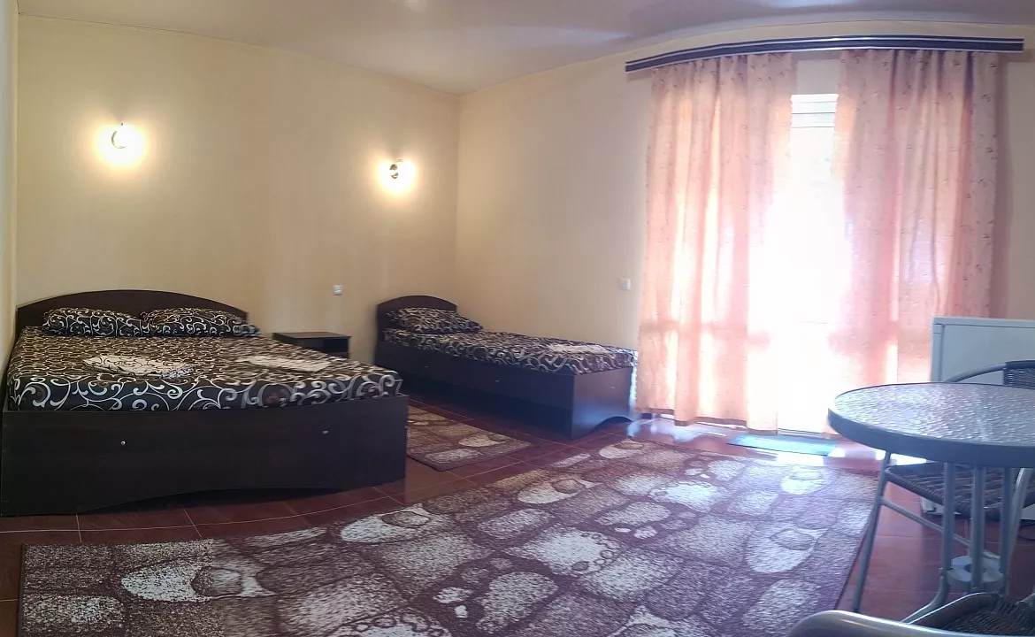 Стандартный трехместный. Гостевой дом "Кевсер". Саки