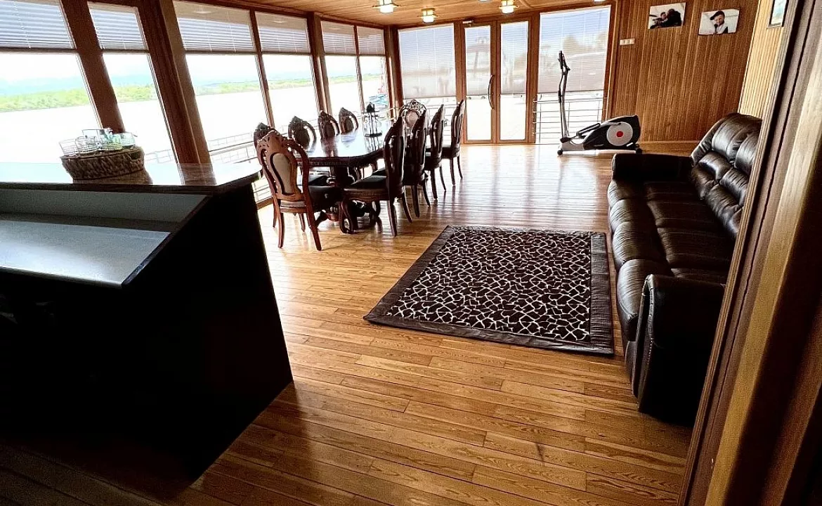 Двух этажный коттедж возле озера. База отдыха "Скурча". Сухум