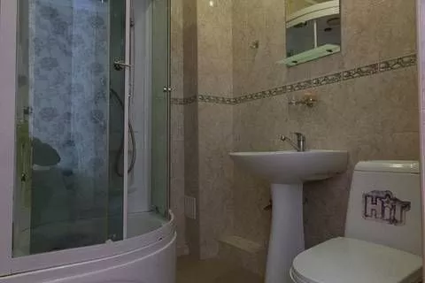 2-Х МЕСТНЫЙ НОМЕР С 1 ДВУСПАЛЬНОЙ КРОВАТЬЮ И ДОПОЛНИТЕЛЬНОЙ КРОВАТЬЮ. Гостевой дом «Августа» . Аше