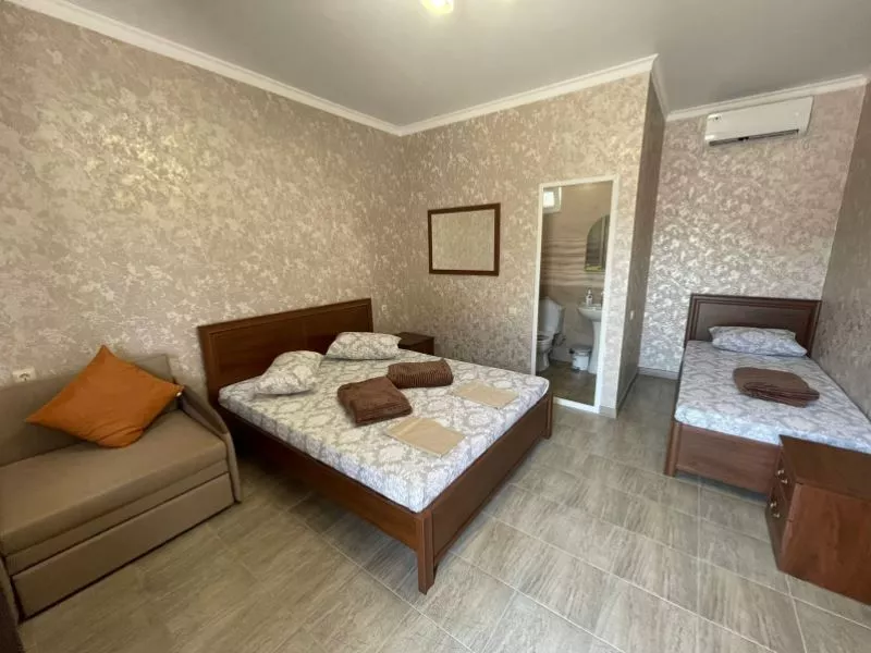 . Гостевой дом "Эдуард" . Пицунда