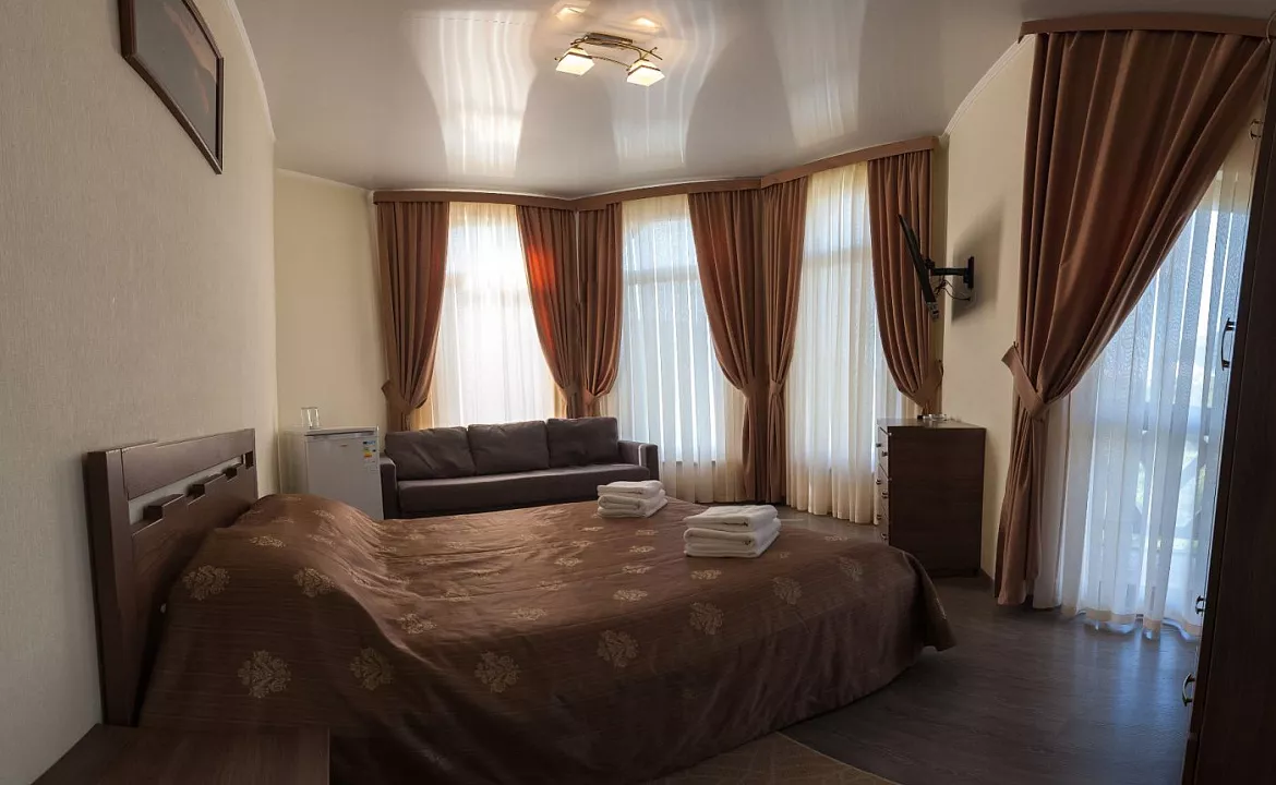 Однокомнатный двухместный номер с видом на море. Гостевой дом "Зеленая бухта". Отдых с детьми