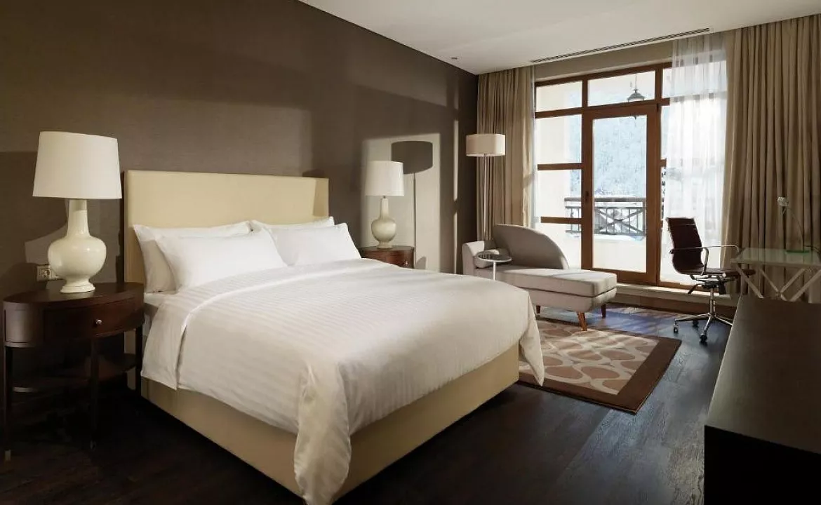 Семейный люкс с 2 спальнями. Курортный отель Sochi Marriott Krasnaya Polyana . Красная Поляна
