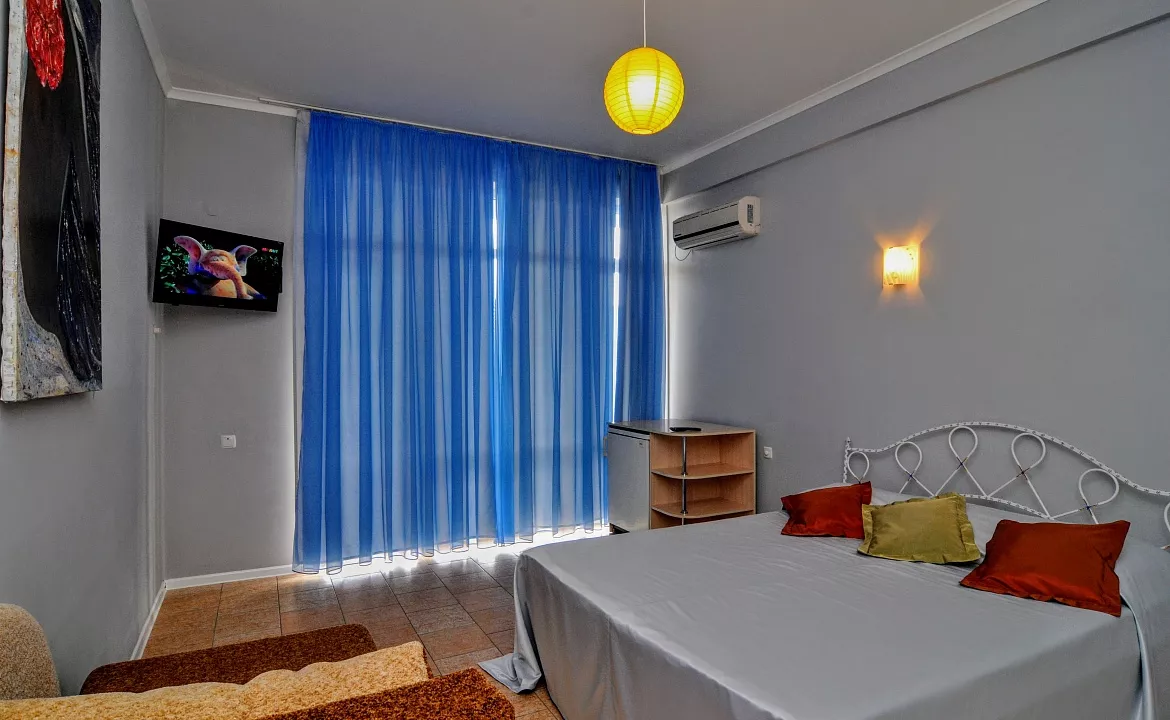 3-местный номер . Отель "У верблюжьих горбов". Коктебель