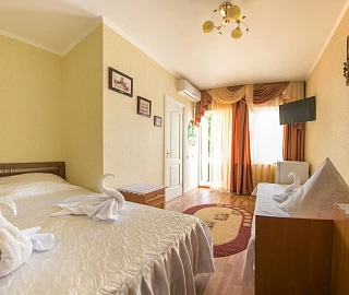 3х местный стандарт с выходом в сад. Гостиница "Водолейчик". 