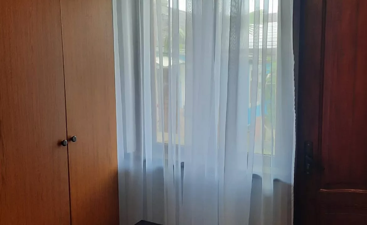 Трехместный удобства на этаже.. Гостевой дом "Галина" . Вишневка Трехместный удобства на этаже.. Гостевой дом "Галина" . Вишневка