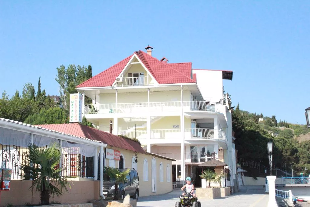 . Частная гостиница «Слонотель». Малореченское