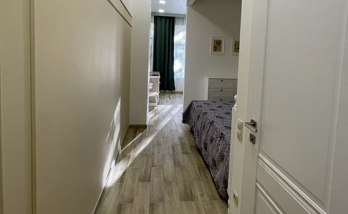 Апартамент для 2 гостей. Квартира в многоквартирном доме Апартамент-студия. Ливадия