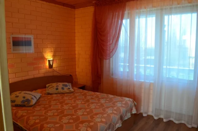  2-х местный однокомнатный номер в главном корпусе с балконом. Гостиница комплекс "Новинка". Ейск