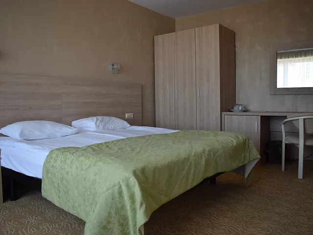 Однокомнатный двухместный номер улучшенной планировки с двуспальной кроватью и диваном. Отель "Магнолия". Сочи