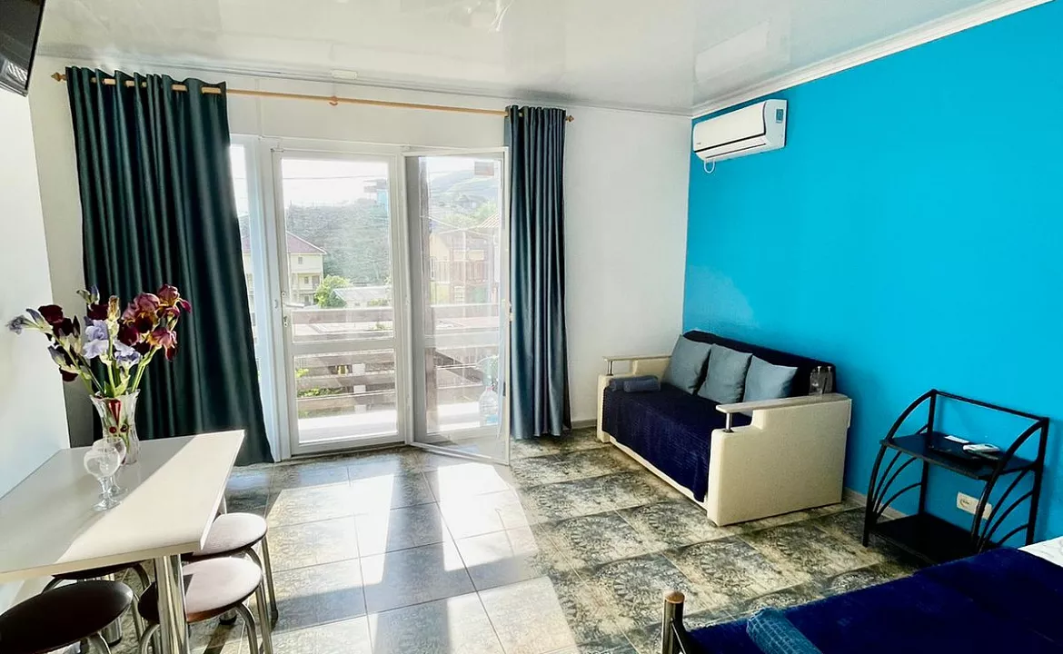 Улучшенный четырёхместный с кухней 3. Гостевой дом Тихий дворик - Орджоникидзе. Орджоникидзе