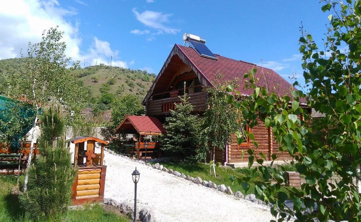 Двухэтажный деревянный коттедж категории 