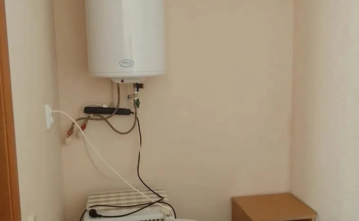 Первый этаж отдельного домика люкс, от 1 до 3 гостей, двуспальная кровать, балкон. Гостевой дом "Горная лаванда". Лазаревское