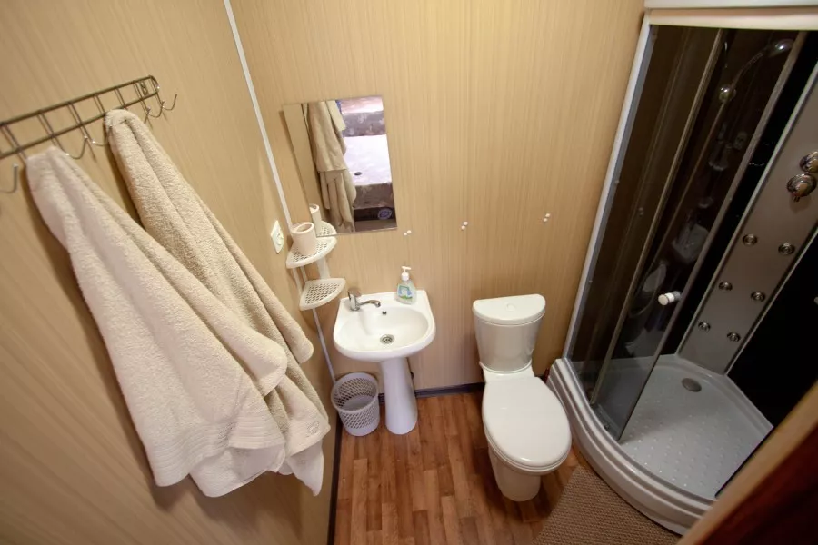 Люкс с балконом и кроватью размера «king-size». Гостевой дом ШарЛООтка. Лоо