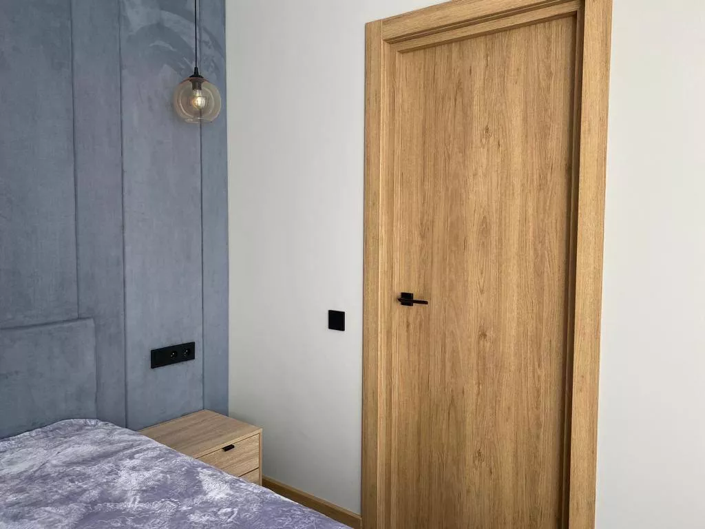 . Частный сектор Красная Поляна с видом на озеро и горы. Красная Поляна