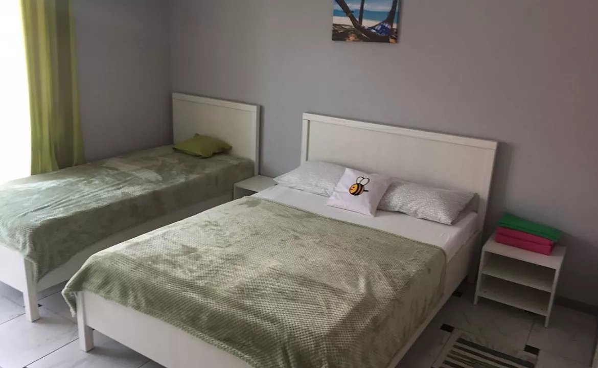 Трёхместный номер. Гостевой дом «Пчела». Ейск