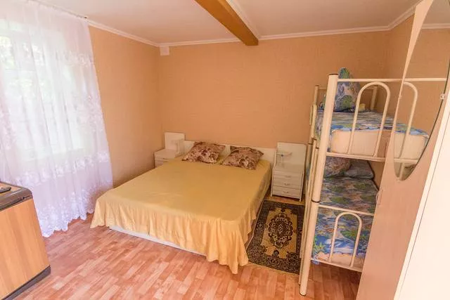 Четырехместный номер с удобствами. Гостиница «Семейная». Архипо-Осиповка Четырехместный номер с удобствами. Гостиница «Семейная». Архипо-Осиповка