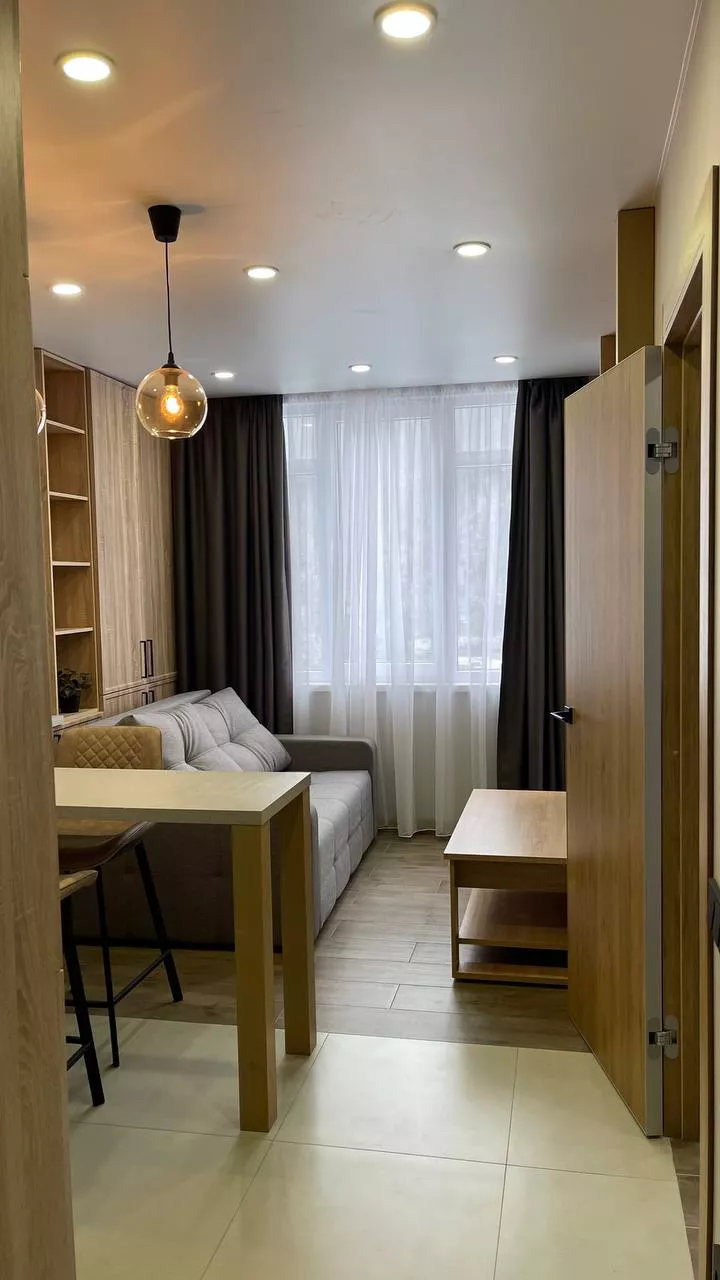 . Частный сектор Красная Поляна с видом на озеро и горы. Красная Поляна