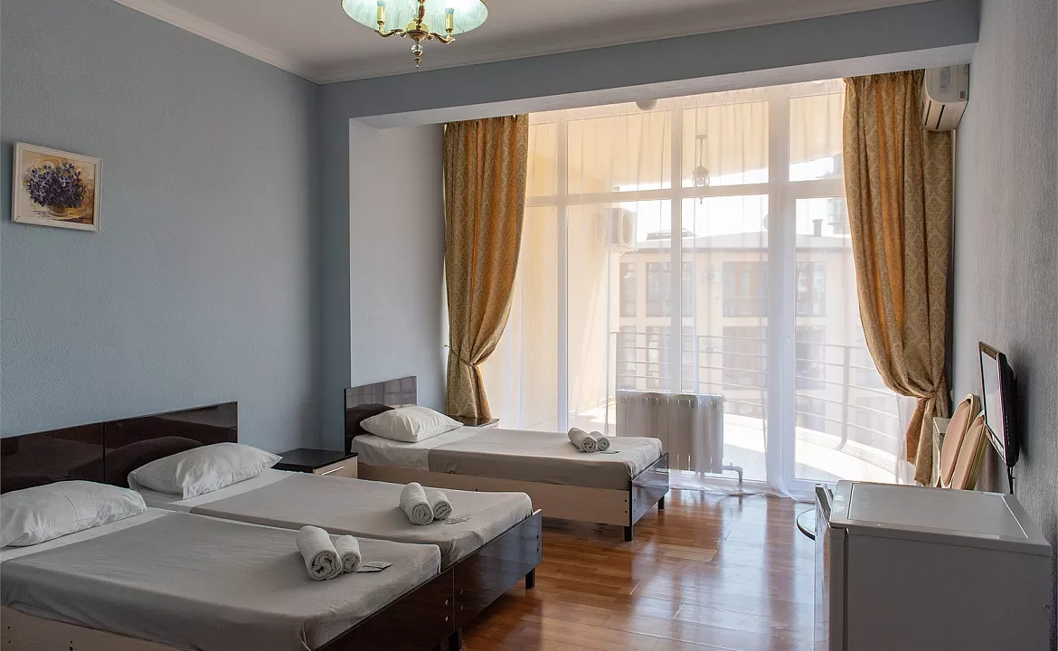 Трехместный номер с балконом и видом на бассейн. Отель "Ниагара Фоллс". Сочи