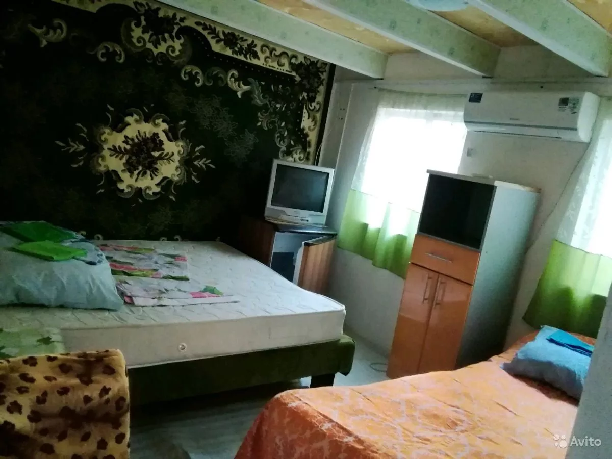 . Квартира в многоквартирном доме Комната 14 м² в 4-к, 1/1 эт.. Ейск