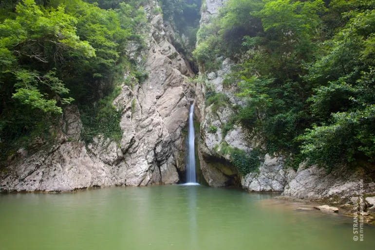 Агурские водопады. Фото взято с сайта: http://strana.ru/