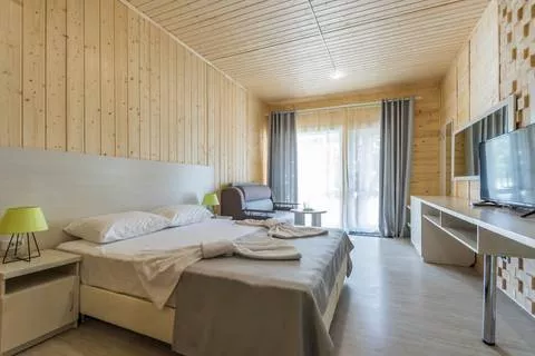 Трехместный номер «Шале». Гостевой комплекс "Альбатрос". Архипо-Осиповка