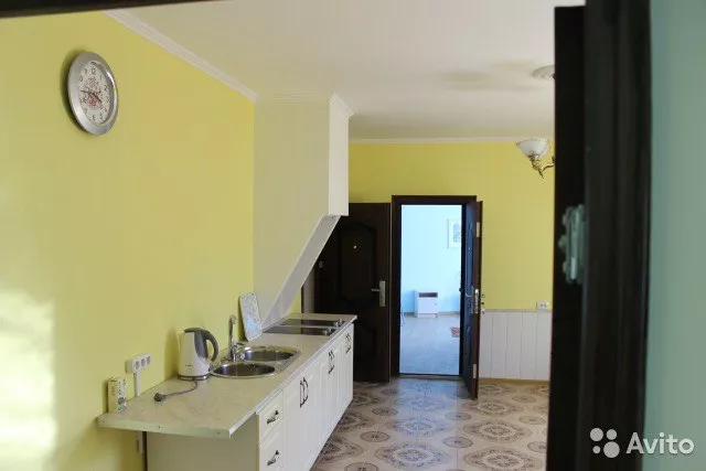 Желтый. Гостевой дом Атланта. Туапсе