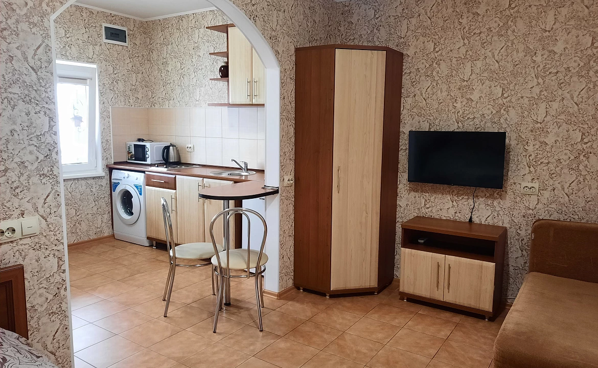 Студия с балконом 2 этаж.  "Надежда". Алушта