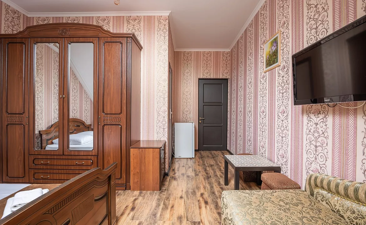 Трёхместный стандарт. Мини отель «Эдельвейс». Адлер