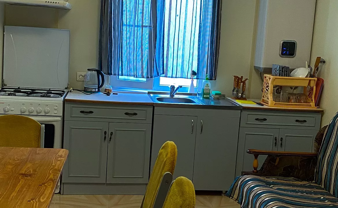 Двухкомнатный номер со своей кухней. Гостевой дом 7Я. Голубицкая