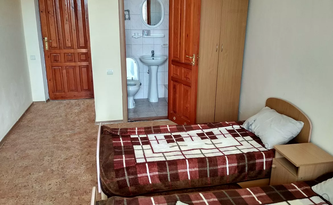 3-х местный стандартный номер. Гостиница "ВИКТОРиЯ" - Саки. Саки