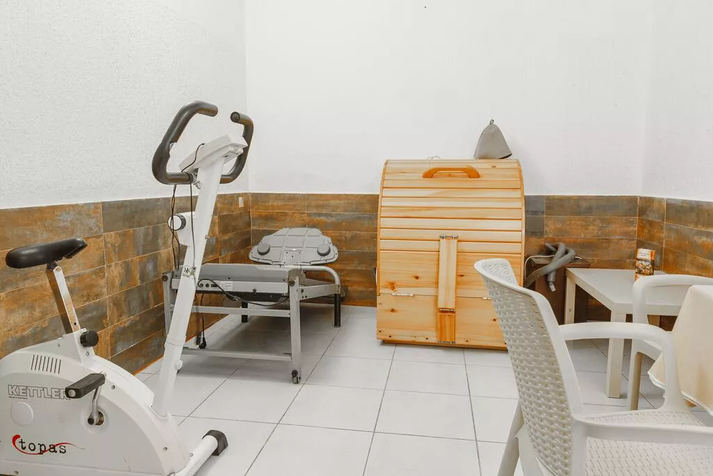 . Эллинг Море за окном Азовская 18. Лоо