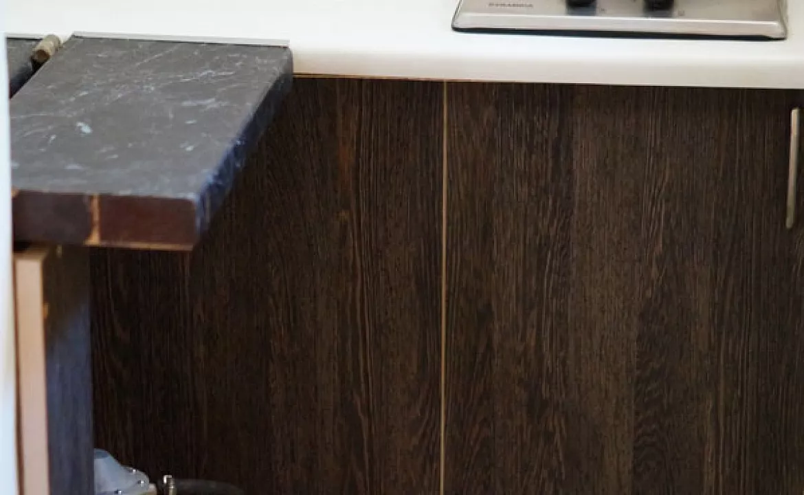 Трехместный номер стандарт с кухней. Гостевой дом "У Леопольдовича". Малореченское