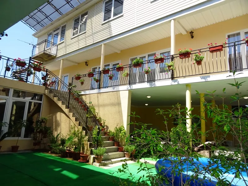 . Гостевой дом "У Ларисы". Вардане