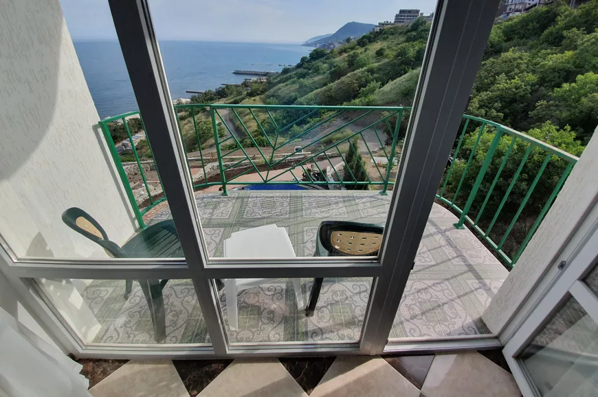 3-местный номер с балконом и видом на море, горы, бассейн и Алушту. Гостевой дом «Камилла Sunrise». Алушта